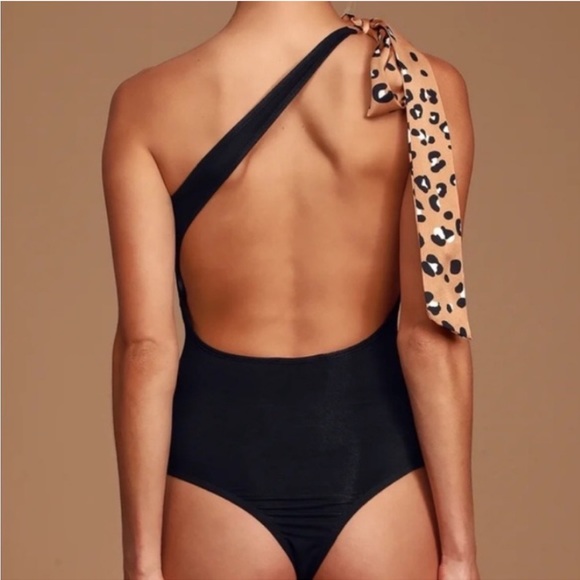 Lulu’s | leopard print black bodysuit size small - Picture 2 of 5